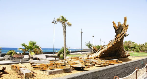 Rest van Fenicische schipbreuk in een park in arrecife — Stockfoto