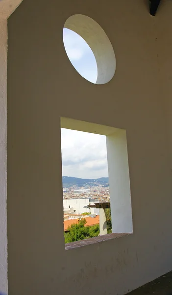 Vista general de Barcelona a través de agujeros en una pared — Foto de Stock