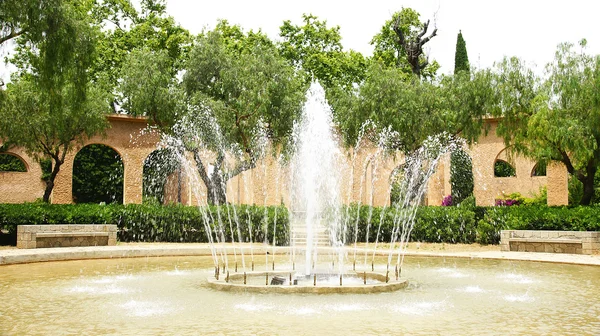 Circular fountain and gardens in the mountain of Montjuic — Stock Photo, Image