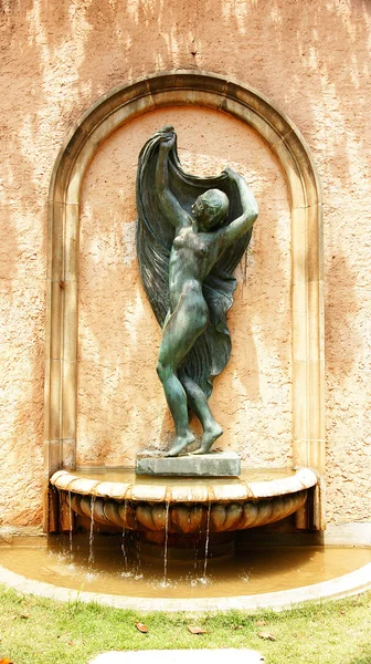 Ніша зі скульптурою і фонтаном — стокове фото