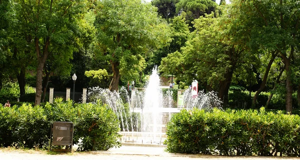 Cirkelvormige fontein en tuinen in de bergen van montjuic — Stockfoto