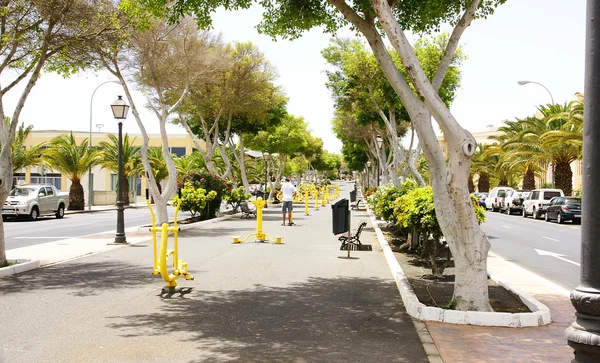 Laan met oefeningsapparatuur in arrecife — Stockfoto