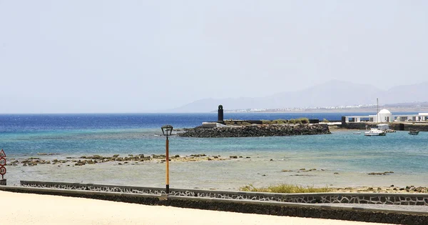Arrecife beach with castle of San Gabriel — Stock Photo, Image