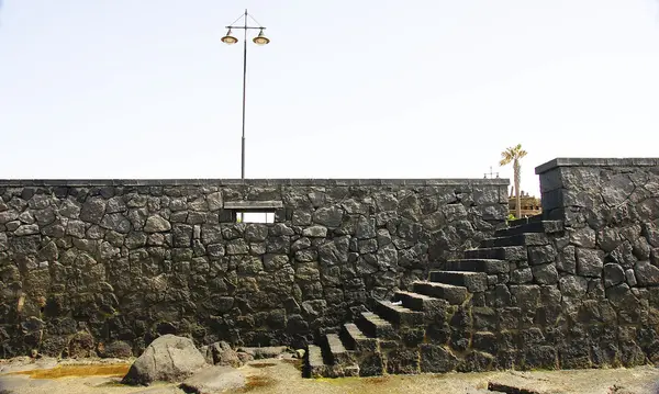 Stützmauer an der Promenade von arrecife — Stockfoto