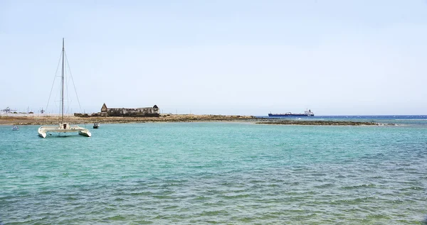 Barche e catamarano nel porto di Arrecife — Foto Stock