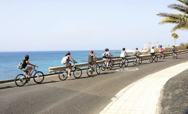 Řada cyklistů v costa teguise — Stock fotografie