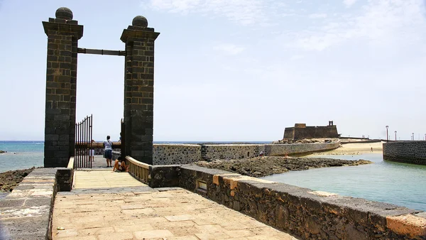 Cesty zaparkovat silniční rybářský přístav a hrad san gabriel, arrecife — Stock fotografie