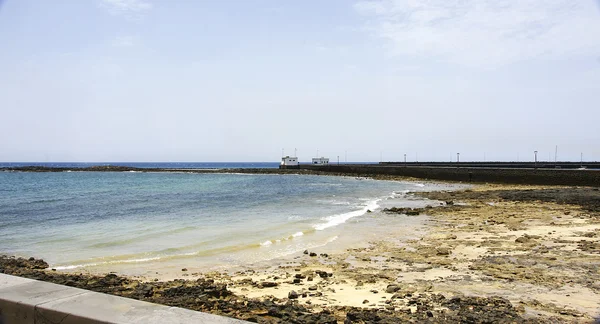 Praia de Arrecife com castelo de San Gabriel — Fotografia de Stock