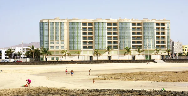 Plage d'Arrecife avec château de San Gabriel — Photo