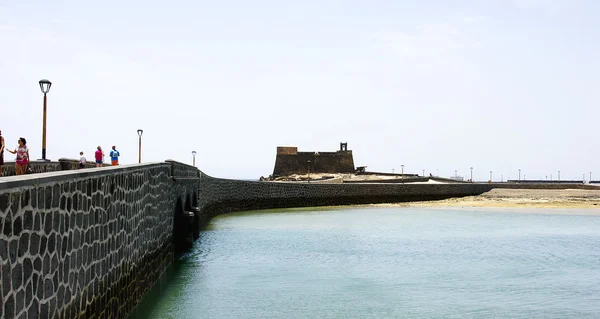 Avenidas parque porto de pesca rodoviária eo castelo de San Gabriel, Arrecife — Fotografia de Stock