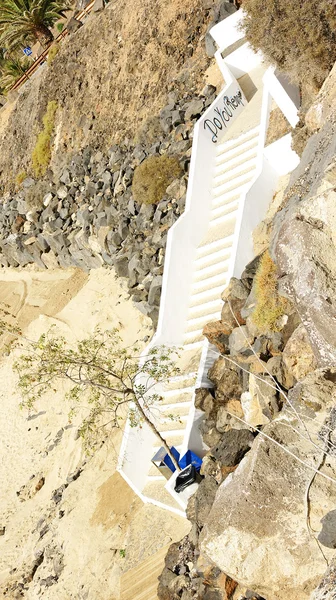 ランサローテ島のビーチへの階段 — ストック写真