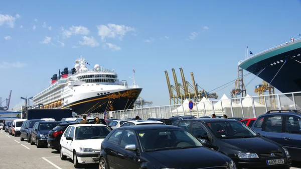 Cruiseschip in de haven van barcelona — Stockfoto