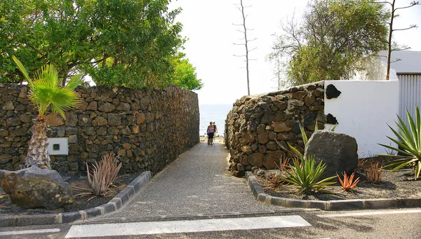 Aleja na plaży w costa teguise — Zdjęcie stockowe