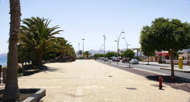 plajlar, yıkananlara ve dondurma kiosk ile gezinti