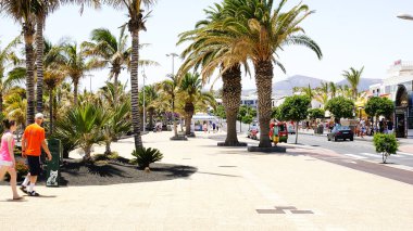 plajlar, yıkananlara ve dondurma kiosk ile gezinti