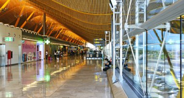 barajas Havaalanı'nda terminal 4 iç