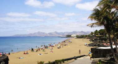 plajlar, yıkananlara ve dondurma kiosk ile gezinti
