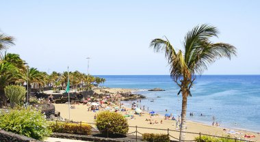 plajlar, yıkananlara ve dondurma kiosk ile gezinti