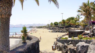 plajlar, yıkananlara ve dondurma kiosk ile gezinti