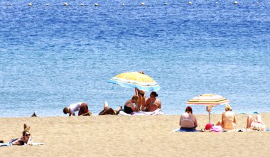 plajlar, yıkananlara ve dondurma kiosk ile gezinti