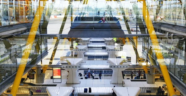 Interieur van terminal 4 op luchthaven barajas — Stockfoto