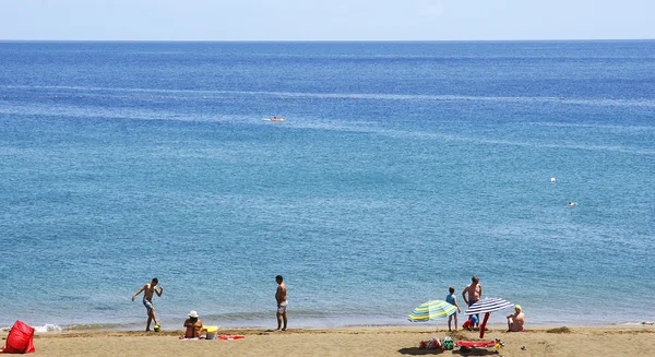 ビーチ、海水浴客やアイスクリーム キオスク遊歩道 — ストック写真