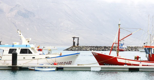 Hamn, båtar, bryggor och vågbrytare skulptur i isla la graciosa — Stockfoto