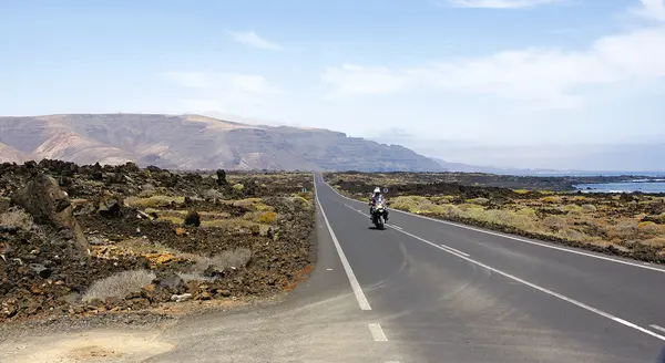Punta mujeres strand en motorfiets op de weg, — Stockfoto