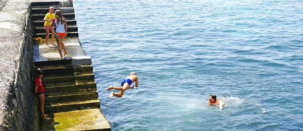Barn som badar i Montilla hamnen — Stockfoto