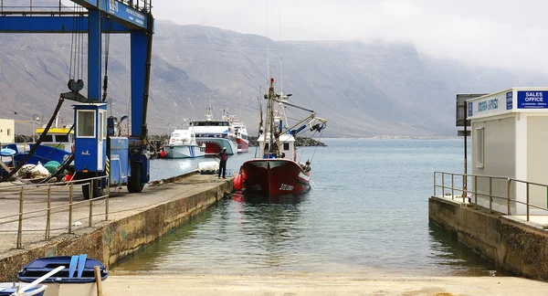 Hamn, båtar, bryggor och vågbrytare skulptur i isla la graciosa — Stockfoto