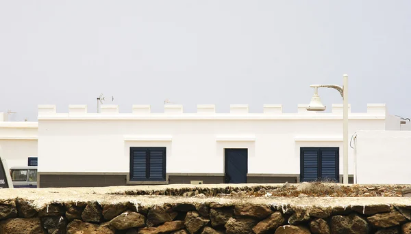 Straten, gebouw gevels en kerk van het eiland van la graciosa, — Stockfoto