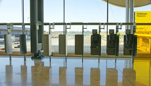 Budki telefoniczne w porcie lotniczym Madryt barajas terminal 4 — Zdjęcie stockowe