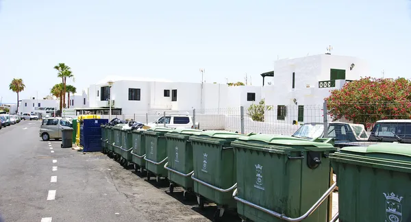 Müllcontainer auf der Straße — Stockfoto