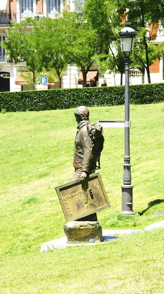 Escultura de un hombre en los jardines del Museo del Prado — Foto de Stock