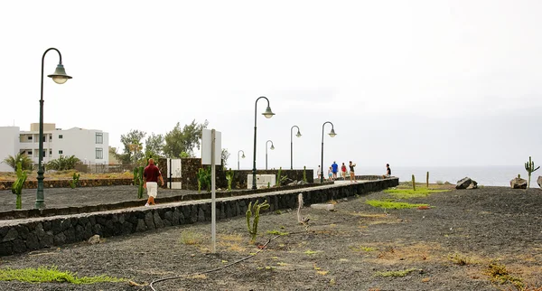 Ruige landschap met gebouwen en werken — Stockfoto