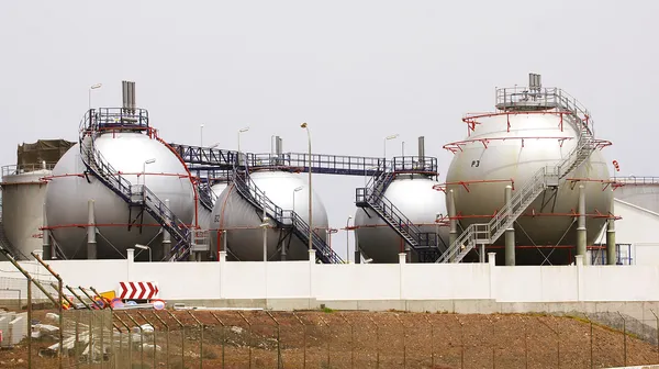 Pijpen en tanks in Centraal butano gas — Stockfoto