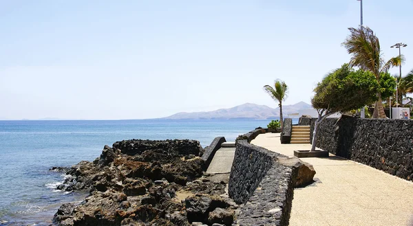 Stranden, zwemmers en promenade met ijs kiosk — Stockfoto