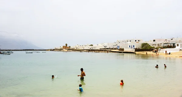 Hamn, båtar, bryggor och vågbrytare skulptur i isla la graciosa — Stockfoto