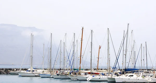 Hamn, båtar, bryggor och vågbrytare skulptur i isla la graciosa — Stockfoto