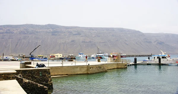 Port, boats, jetties and breakwaters sculpture in Isla La Graciosa — Stock Photo, Image