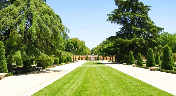 Romantischer Garten im Park von el retiro — Stockfoto