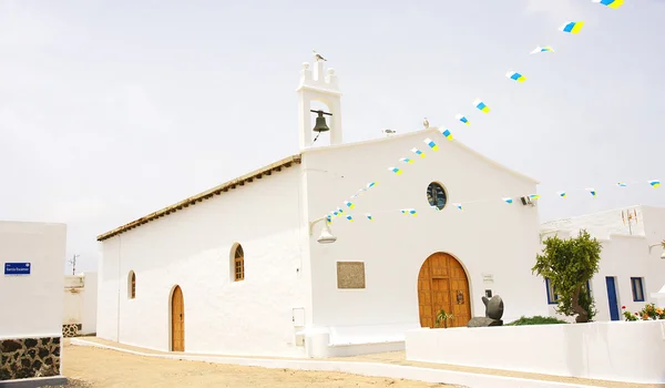 Gator, bygga fasader och kyrkan på ön la graciosa, — Stockfoto