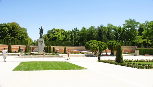 Romantisk trädgård i parken el retiro — Stockfoto