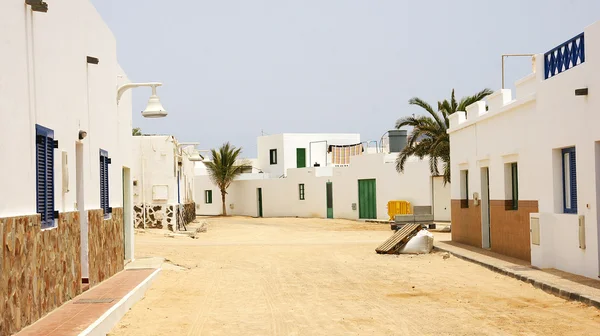 Straßen, Häuserfassaden und Kirche der Insel La Graciosa, — Stockfoto