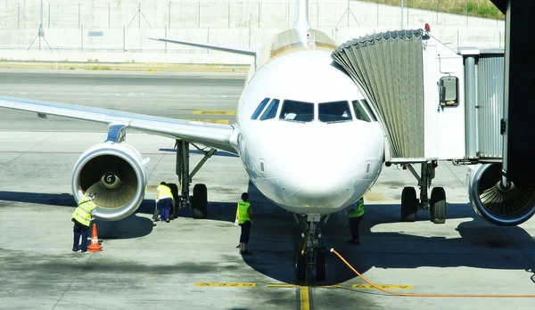 Spår och flygplan terminal 4 på flygplatsen barajas — Stockfoto