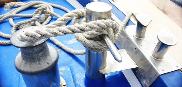 Touwen en andere gear op de veerboot van orzola-la graciosa, — Stockfoto