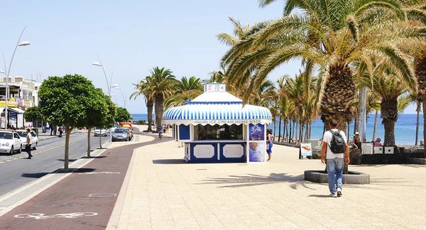 Stranden, zwemmers en promenade met ijs kiosk — Stockfoto