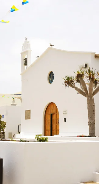 Calles, fachadas de edificios e iglesia de la isla de La Graciosa , — Foto de Stock