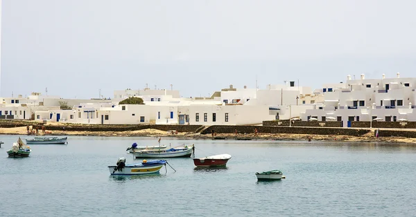 Λιμάνι, βάρκες, λιμενοβραχίονες και κυματοθραύστες γλυπτική σε isla la graciosa — Φωτογραφία Αρχείου
