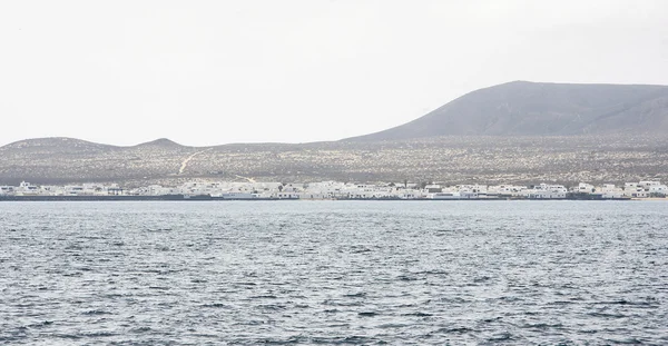 Port, boats, jetties and breakwaters sculpture in Isla La Graciosa — Stock Photo, Image